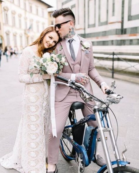 a mauve three piece suit, a white shirt, a grey tie and grey moccasins for an ultimately modern look Colorful Groom, Turquoise Suit, Men Attire, Groomsmen Ideas, Wedding Dress Suit, Burgundy Tuxedo, Mens Wedding Attire, Groom Wedding Attire, Mauve Wedding