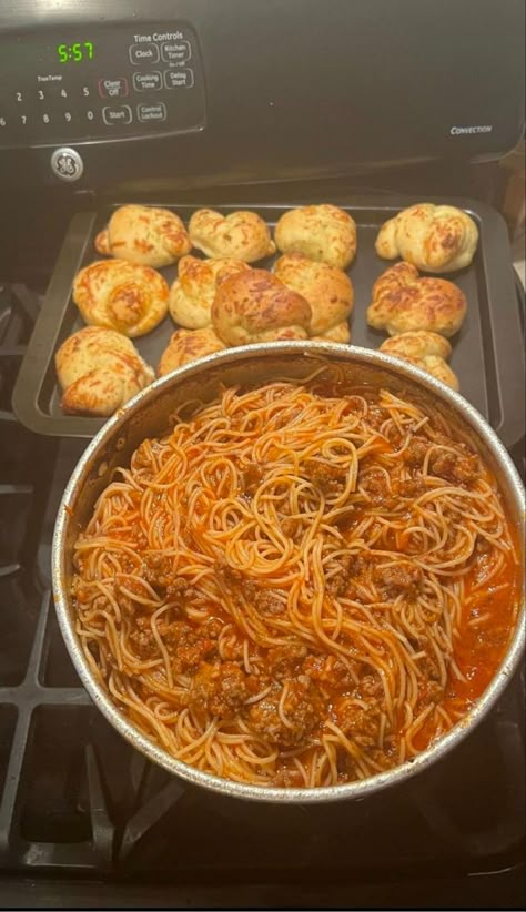 Spaghetti Sauce With Ground Beef, Garlic Knots, Beef Sausage, Pasta Ingredients, Food Babe, Food Therapy, Healthy Food Motivation, Yummy Comfort Food, Red Sauce