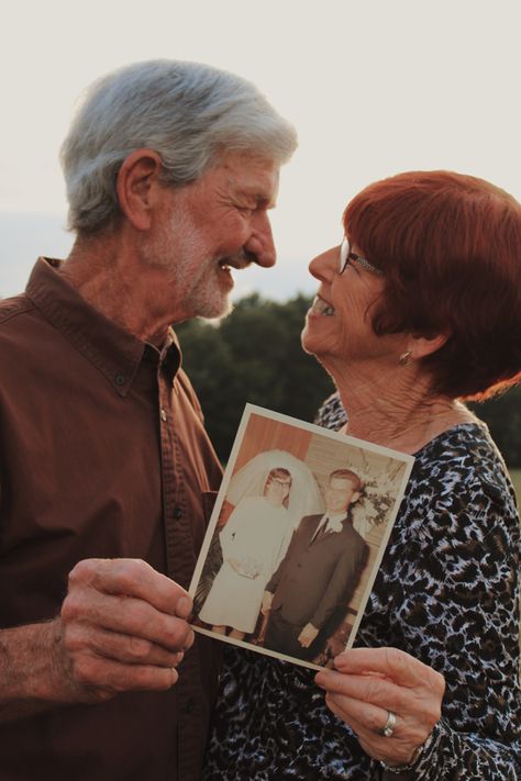 50 Year Anniversary Photo Shoot, Grandparents Couple Photoshoot, Old Parents Pictures, 50th Anniversary Pictures Poses, Old Couple Photography Poses, Couple Poses For Family Pictures, Old Couple Picture Ideas, Old Couple Photoshoot Poses, Best Photo Poses For Older Couples