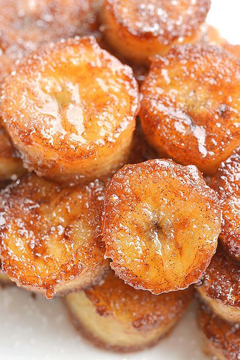 These pan fried cinnamon bananas are so easy to make and taste SO GOOD! They're amazing (seriously AMAZING) on ice cream or pancakes, or just as a snack. Soft and sweet on the inside and caramelized on the outside. Mmmm... Cinnamon Bananas, Fried Bananas, Banana Dessert, Dessert Toppings, Cinnamon Banana, Banana Recipes, Great Desserts, Dessert Recipe, Fruit Recipes