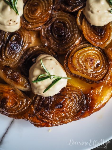 Onion Tarte Tatin, Onion Tarte, Cooking Vision Board, Pie Savory, Quiche Tarts, Cipollini Onions, Butter Puff Pastry, Holiday Party Food, Cooking Aesthetic