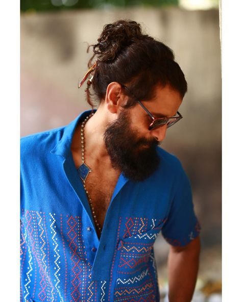 Vikram Wallpaper, Chiyan Vikram, Chiyaan Vikram, Filmmaking Inspiration, Men Fashion Photoshoot, Guy Haircuts Long, Photo Album Layout, Man Dressing Style, Dj Images