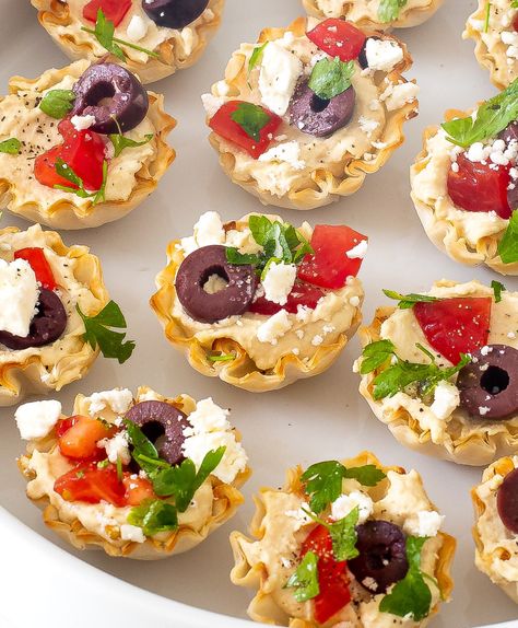 Quick and Easy Healthy Greek Hummus Phyllo Bites are layered with hummus, cherry tomatoes, olives, feta, and parsley in mini phyllo cups. Cream Cheese Salsa Dip, Best Finger Foods, Greek Hummus, Phyllo Bites, Hummus Cup, Cucumber Appetizers, Phyllo Recipes, Greek Appetizers, Best Party Appetizers