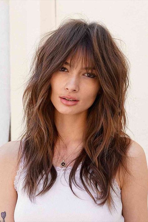 Undone Shag with Thin See-Through Bangs Choppy Layered Haircuts, Layered Thick Hair, Layered Haircuts For Women, Chic Haircut, Layered Haircuts With Bangs, Side Bangs Hairstyles, Layered Curly Hair, Shaggy Haircuts, Medium Layered Haircuts