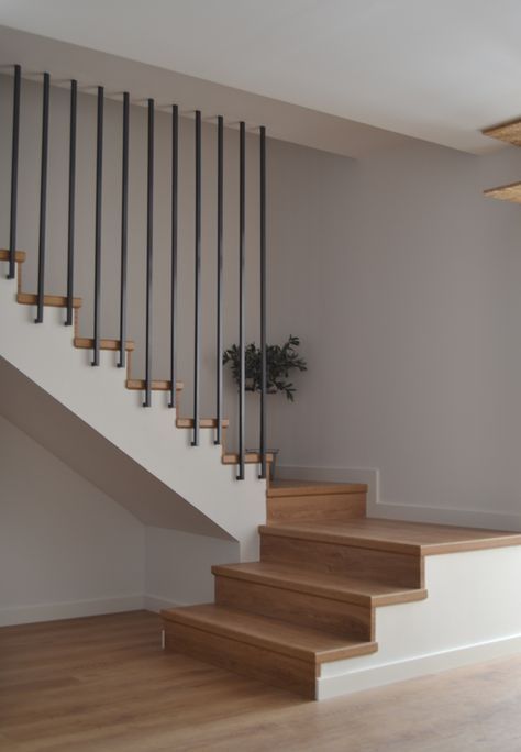 درابزين السلم, Vstupná Hala, درج السلم, Staircase Railing Design, Stairs Design Interior, House Staircase, Loft Stairs, Stair Railing Design, Stairway Design