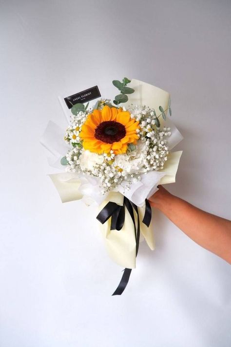 Diy Yarn Decor, Single Rose Bouquet, Yellow Flower Arrangements, Single Flower Bouquet, Small Flower Arrangements, Flower Bouquet Diy, Boquette Flowers, Flower Business, Flower Arrangements Simple