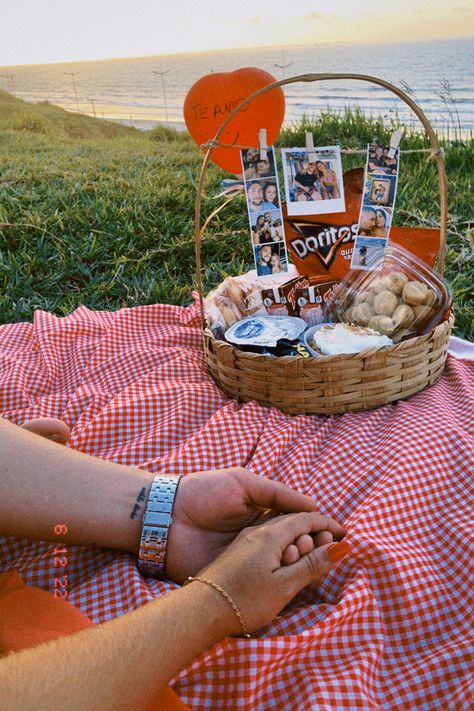 Date Picnic Ideas Romantic, Cute Picnic Date Ideas Romantic, Anniversary Picnic Ideas Romantic, Ideas Para Picnic En Pareja, Picnic Ideas For Couples, Picnic Romantico, Anniversary Date Ideas, Vintage Aesthetic Stickers Printables, Picnic Date Food