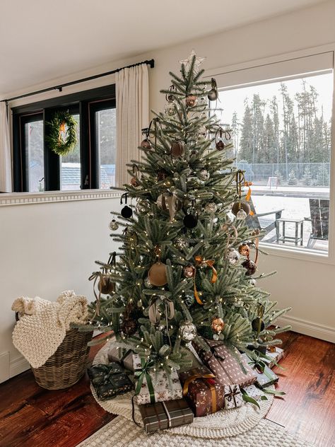 Our Simple Neutral + Moody Christmas Tree - Making it in the Mountains Moody Christmas Tree, Unique Christmas Tree Ideas, Silver Tinsel Tree, Moody Christmas, Decorate A Christmas Tree, Pretty Christmas Trees, Cozy Christmas Decor, Simple Tree, Tinsel Tree