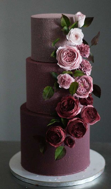 These gorgeous wedding cakes are very stylish Wedding Cake Ombre, Fondant Wedding Cakes, Floral Wedding Cakes, Tiered Cake, Fall Wedding Cakes, Gorgeous Wedding Cake, Wedding Cakes With Cupcakes, Cake Trends, Unique Wedding Cakes