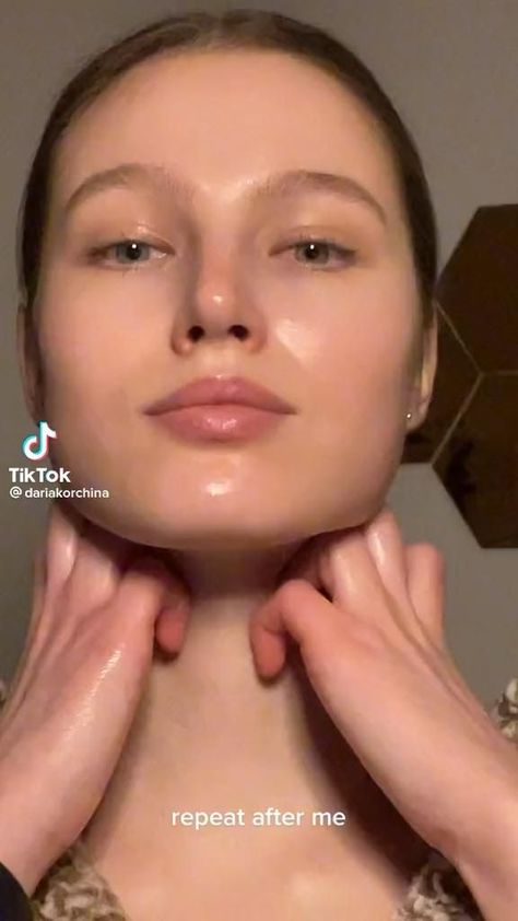 Face Massage Techniques, Facial Routine Skincare, Facial Massage Routine, Face Yoga Facial Exercises, Facial Routines, Natural Face Skin Care, Perfect Skin Care Routine, Makijaż Smokey Eye, Facial Skin Care Routine