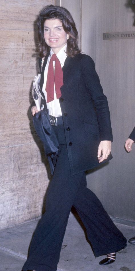 Wide-Legged Pants In the '70s, she adopted a sportier look and helped usher in wide-leg trousers and menswear-inspired dressing. Jackie Onassis Style, Jackie O Style, Jackie Onassis, Lauren Hutton, Diane Keaton, Richard Avedon, Jackie O, Jane Birkin, Menswear Inspired