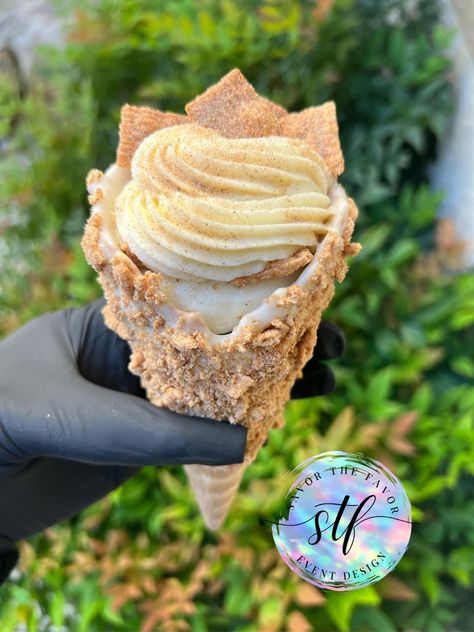 A Cinnamon Toast Crunch cheesecake cone with a cinnamon topping Cinnamon Toast Crunch Cheesecake, Cone Desserts, Crunch Cone, Cheesecake Cones, Stuffed Waffle, Cream Filled Cookies, Crunch Cheesecake, Cone Dessert, Cake In A Cone