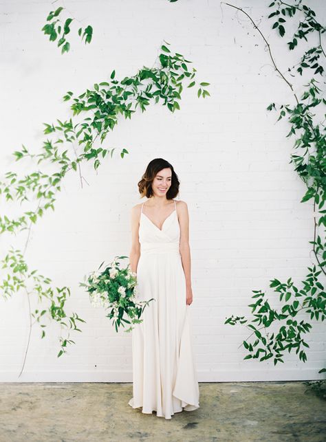 sarah-winward-ginny-au-diy-greenery-wall Smilax Vine, Vine Greenery, Branch Arch Wedding, Ceremony Backdrop Outdoor, 2015 Wedding Trends, Wedding Arches Outdoors, Bouquet Garden, Diy Outdoor Weddings, Wedding Ceremony Ideas