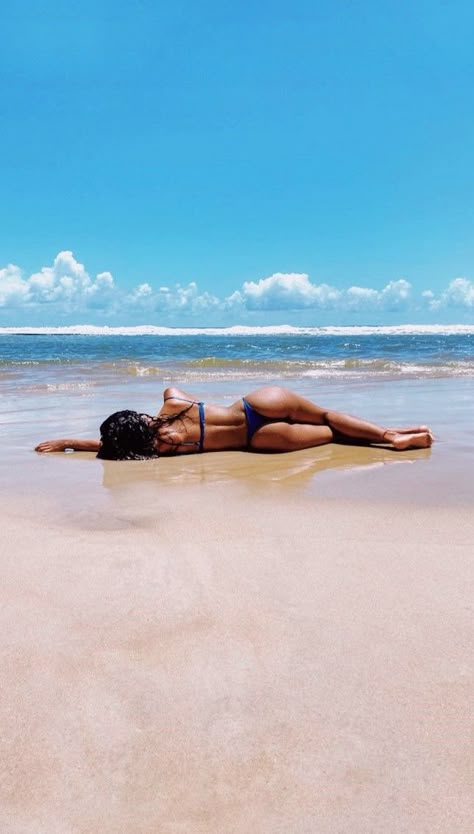 Beach Lay Down Pose, Laying On The Beach Pictures, Beach Bed Poses, Poses Instagram Bikinis Laying Down, Beach Pose Laying Down, Vacay Photoshoot Ideas, Posing By The Pool, Laying At The Beach, Beach Bed Pictures