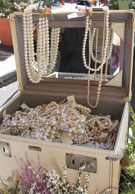 vintage make-up case filled with pearls, pearls, and more pearls ~sigh~ Pearl Love, Wear Pearls, Pearl And Lace, Pearls Necklace, Treasure Chest, Makeup Case, 인테리어 디자인, Jewellery Display, Flea Market