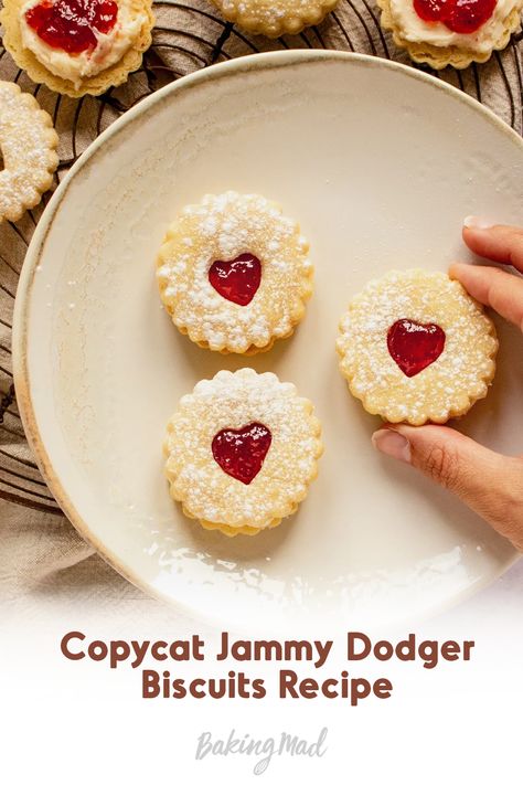 Jammy Dodger Recipe, Homemade Jammy Dodgers, Snacks To Bake At Home, Jammy Dodgers Recipe, Cookies That Keep Well, Biscuits And Cookies Simple Recipes, Uk Desserts, Jammy Biscuits, Buscuit Recipe