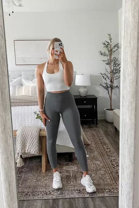 Grey Leggings Workout Outfit, Grey Leggings Gym Outfit, Workout Outfit Leggings, Grey Leggings Outfit Casual, Grey Legging Outfits, Dark Grey Leggings Outfit, Grey Workout Outfit, Winter Workout Outfits For Women, Light Grey Leggings Outfit