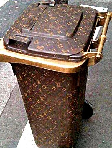 Louis Vuitton Trash Can - have no idea where to get this (original link led to spam so I picmonkey'd the image). Louis Vuitton Room Decor, Louis Vuitton Suitcase, Louis Vuitton Bag Outfit, Decoupage Jewelry Box, Garbage Bag, Toilet Bowl, Glam Decor, Seat Design, Bathroom Wallpaper