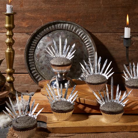 Game of Thrones is about the Iron Throne, after all, so no party would be complete without these edible replicas Game Of Thrones Food, Game Of Thrones Decor, Game Of Thrones Birthday, Game Of Thrones Premiere, Game Of Thrones Theme, Game Of Thrones Party, The Iron Throne, Game Of Thrones Facts, Game Of Thrones Quotes