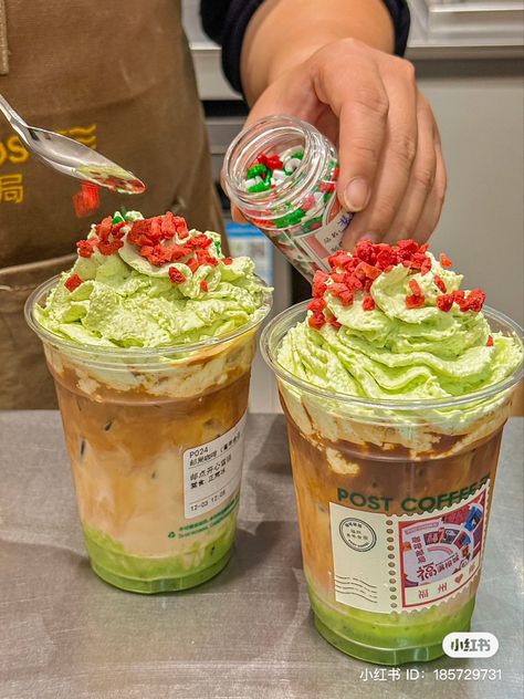 Christmas Matcha, Matcha Coffee, Milk Cafe, Xmas Desserts, Iced Drinks Recipes, Christmas Drink, Sweet Drinks, Chocolate Drinks, Dessert Drinks