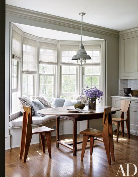 Window Seating Dining Room, Kitchen Table For Bay Window Area, Bay Window Seat Dining Table, Breakfast Bay Window, Breakfast Bay Window Ideas, Breakfast Nook With Low Windows, Kitchen Table Bay Window, Banquette Seating In Kitchen Bay Window, Breakfast Nook Bench Bay Window