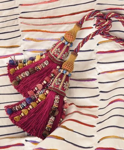 Tassles Design, Mexican Tassels, Tassels Fashion Clothing, Tassel Diy, Fabric Tassels, Designer Tassels, Tassel Crafts, Saree Tassels, Handmade Embroidery Designs