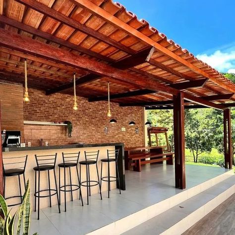 Casas que inspiram 🌿🏠 Vocês pediram, nós desenvolvemos ❤ Arquivo com Mais de 650 itens, nele você encontra: 🏠 Plantas baixas com imagens das casas 🏊‍♂️ Modelos de piscina 🚪 Portões de casas de campo 🪜 Escadas diversas 🍖 Áreas gourmet 🏠 Plantas humanizadas 🏠 Inspirações de casas de madeira 📖 Super bônus de livro de receitas caipiras 🏡 E mais um Bônus Extra Especial: 🏠 35 Projetos Arquitetônicos e Fachadas Para adquirir Acesse o link da bio OBS: Conteúdo do pacote de arquivos do anúncio, n... Pagoda Patio, Concrete Outdoor Kitchen, Rustic Outdoor Kitchens, Backyard Covered Patios, Loft House Design, Outdoor Restaurant Design, Super B, Outdoor Kitchen Decor, Modern Backyard Landscaping