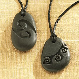 maori joyas de piedra                                                                                                                                                                                 Más Maori Koru, Dremel Crafts, Beach Stones Jewelry, Pebble Jewelry, Dremel Carving, Stone Engraving, Rock Jewelry, Stone Crafts, Rock Crafts