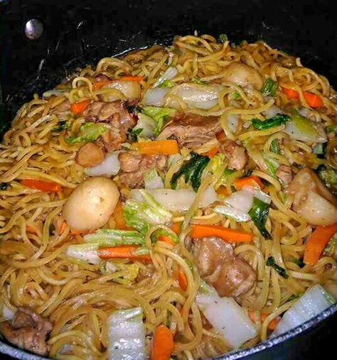 Pancit Canton Guisado Pancit Canton, Filipino Dishes, Anime Backgrounds Wallpapers, Filipino Recipes, Thai Recipes, Japchae, Bread Recipes, Noodles, Chicken