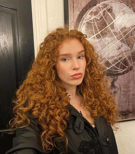 The Rust Hair Color Trend Is the Prettiest Shade of Red for Winter Red Curly Hair Pale Skin, Rust Red Hair, Rust Hair Color, Curly Hair Orange, Curly Hair White Girl, Rust Hair, Ginger Curls, Curly Ginger Hair, Dyed Curly Hair