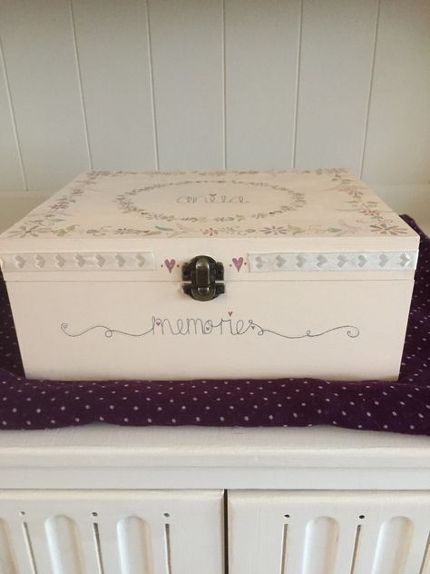 Hand Painted Keepsake Boxes, Cute Keepsake Box Ideas, Memory Box Painting Ideas Aesthetic, Painted Memory Box Ideas, Shoe Box Memory Box Ideas, Wooden Keepsake Boxes Diy, Memory Boxes Diy, Painted Memory Boxes, Wooden Memory Box Ideas Diy