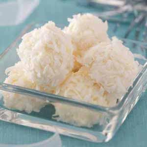 Pineapple Coconut Snowballs Cheese And Pineapple, Snowballs Recipe, Baked Pineapple, Coconut Snowballs, Pineapple Coconut, Christmas Cakes, Think Food, Crushed Pineapple, Köstliche Desserts