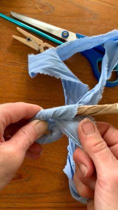 How to begin a coiled basket with paper bag cord. To join a new strip of paper: cut the new and the old ends into tapered tips and wrap the new end around the old. Fabric Coiled Baskets Diy, Basket Coiling Diy, Upcycle Weaving, Recycled Basket, Coiled Rope Basket Diy, Paper Basket Weaving, Weaving Basket, Coil Basket, Corn Husk Dolls