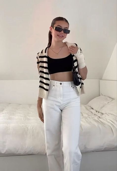 White Jeans And Black Top Outfit, Striped Outfit Aesthetic, Aesthetic White Jeans Outfit, Outfits With White Jeans Aesthetic, Outfits Top Blanco, Outfits Jean Blanco, Outfits Con Jean Blanco, Fits With White Jeans, Striped Sweater Outfit Aesthetic