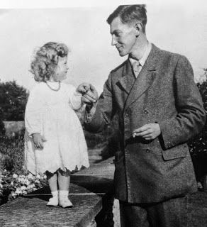 George Mallory and daughter George Mallory, Monte Everest, Bloomsbury Group, Hero's Journey, Mountain Climbing, Close My Eyes, British History, World History, Mountaineering