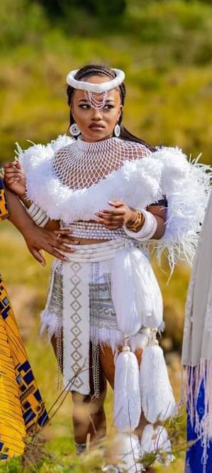 Umhlonyane Attire, African Costume Traditional, Umemulo Outfits, Zulu Bride Traditional Attire, Zulu Traditional Wedding Dresses, Xhosa Traditional Dresses, Zulu Bride, Zulu Traditional Wedding, Zulu Traditional Attire