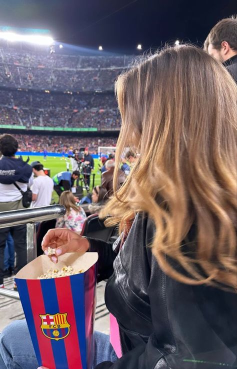 Barcelona Fan Girl Barcelona Girl Fans, Footballer Girlfriend, Soccer Wife Aesthetic, Football Wag Aesthetic, Fc Barcelona Aesthetic, Barca Fans, Barcelona Girl, Barcelona Game, Soccer Wife