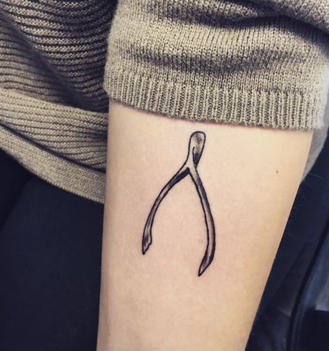 Wishbone tattoo #bodyandsoultattoos American Traditional Wishbone Tattoo, Wishbone Traditional Tattoo, Traditional Wishbone Tattoo, Wishbone Tattoo Meaning, Wishbone Tattoo, Charm Tattoo, Medical Tattoo, Tattoo Equipment, Tattoo Font