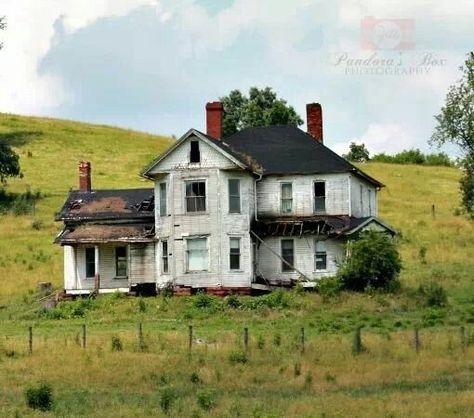 Country Photos, Old Abandoned Buildings, Creepy Houses, Old Abandoned Houses, Country Summer, Old Mansions, Farm Houses, Abandoned House, Ground Level