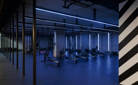 Once again, we are happy to do business with some of the best gyms in the world! Check out this article highlighting some of the greatest gym designs, including Equinox, 1Rebel UK, and Soho House Chicago. Fitness Interior, Fitness Design Gym, London Ideas, Gym Motivation Wallpaper, Fitness Motivation Wallpaper, Fitness Wallpaper, Gym Wallpaper, Interior Design London, Aesthetic Gym