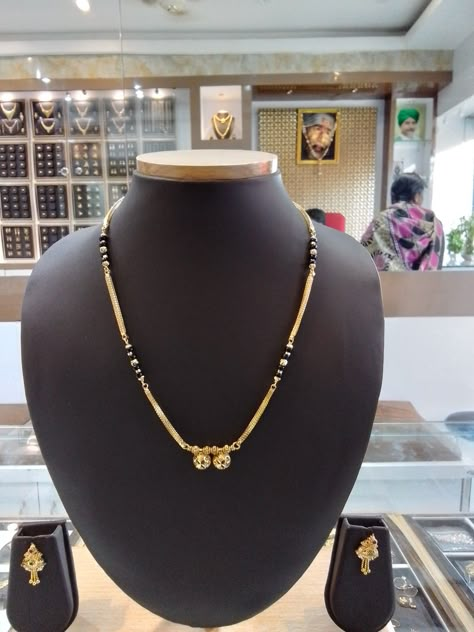 Modern Mangalsutra Designs Indian Bridal, Small Mangalsutra Designs Gold, Fancy Mangalsutra Designs Gold, Trending Mangalsutra Designs, Modern Mangalsutra Designs, Gold Mangalsutra Design, Mangalsutra Designs Gold, Short Mangalsutra, Muslim Couples Dp