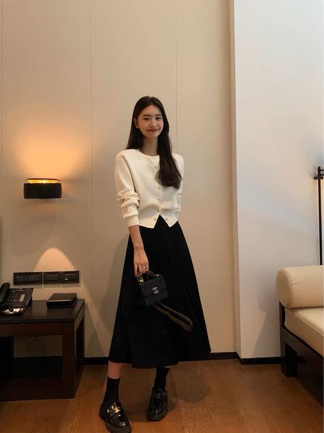 Rok Outfit, High Waist Long Skirt, Long Skirt Outfits, Black High Waist, Midi Skirts, Modest Fashion Outfits, 가을 패션, Autumn Outfit, Classy Women