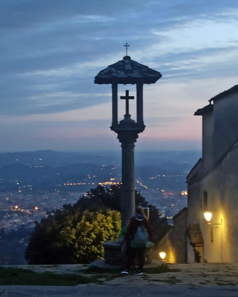 after nearly 3 years of adventuring around florence i finally had a proper walk up to fiesole! ✨ i’m not sure why it took so long for me to come up here (by foot anyways), but i’m so glad i finally did. fiesole is an older and smaller town tucked away on the hills overlooking the city of florence. if you ever visit and have the time, i definitely recommend coming up here for an ethereal view (and warming up with a bowl of pho in the city center afterwards) 💛 #florence #florenceitaly #floren... Bowl Of Pho, Pho Bowl, Warming Up, City Center, The Hills, Florence Italy, A Bowl, Small Towns, Florence