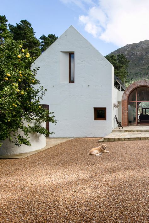 Cape Dutch Modern, Cape Dutch Farmhouse, Dutch Architecture Modern, Cape Vernacular Architecture, Small Town Architecture, Modern Cape Dutch Architecture, African Vernacular Architecture, Cape Town Homes, Cape Town Architecture