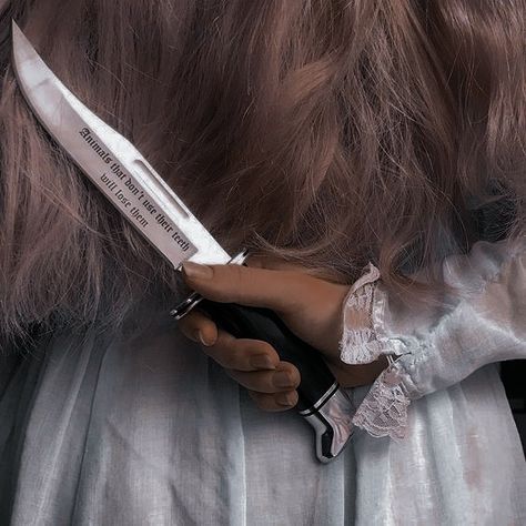 #princess #girl #knife #dark #aesthetic Princess Aesthetic Dark, Jude Duarte Aesthetic, Dark Princess Aesthetic, Nesryn Faliq, Fenrys Moonbeam, Nehemia Ytger, The Assassin's Blade, Yrene Towers, Elide Lochan