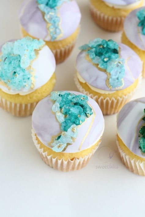 Crystal Cupcakes, Geode Cake Wedding, Geode Wedding, Unique Cupcakes, Geode Cake, Crystal Cake, Cake Trends, Cake Inspiration, Cupcakes Decoration