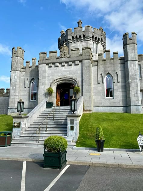 What to expect staying at Dromoland Castle, Ireland - the beautiful castle entrance & welcome Dromoland Castle Ireland, Irish Homes, Castle Entrance, Castle Architecture, Stay In A Castle, Castle Ireland, House Castle, Small Castles, Castle Home