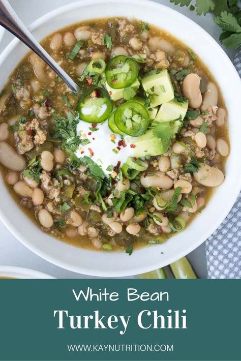 Vegetarian White Chili Recipe, White Bean Turkey Chili Recipe, Vegetarian White Chili, White Turkey Chili, White Bean Turkey Chili, White Chili Recipe, Chili Recipe Healthy, Green Chili Sauce, Turkey Chili Recipe