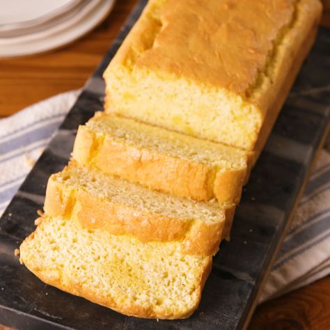 FINALLY, a Keto Bread that doesn't taste like cardboard! #ketobread #ketorecipes #keto #lowcarbbread #delish Keto Bread Recipe, Best Keto Bread, Lchf Diet, Bread Ingredients, Eat Fat, Keto Cookbook, Keto For Beginners, Pan Bread, Keto Bread