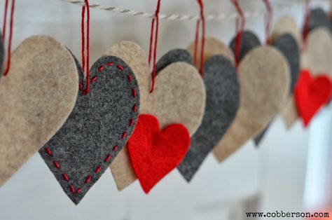 Felt Heart Garland: Cobberson & Co. - @Elaine Blaine you'll dig this... Diy Felt Garland, Valentine Garland, Valentine Banner, Heart Garland, Homemade Valentines, Felt Heart, Diy Valentines Crafts, Felt Garland, Diy Garland